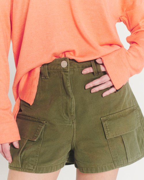Short gabardina con bolsillo cargo VERDE