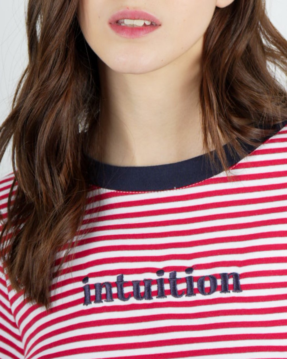 Remera rayada con bordado "intuition" AZUL - Imagen 5