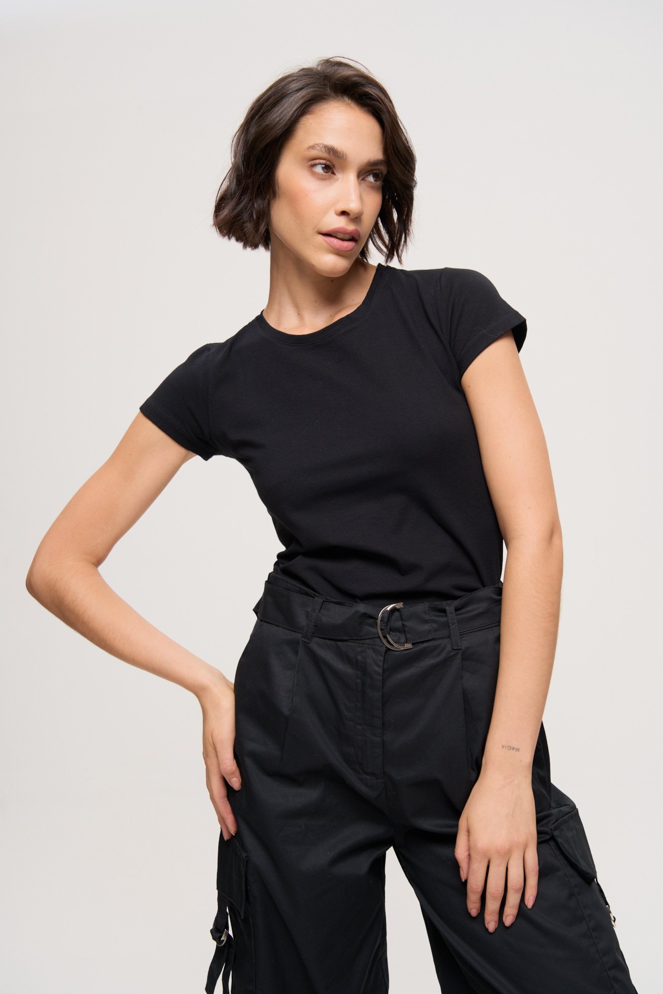 REMERA BÁSICA ESCOTE REDONDO NEGRO