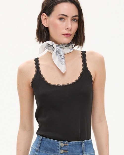 Musculosa con puntilla en escote y bretel NEGRO