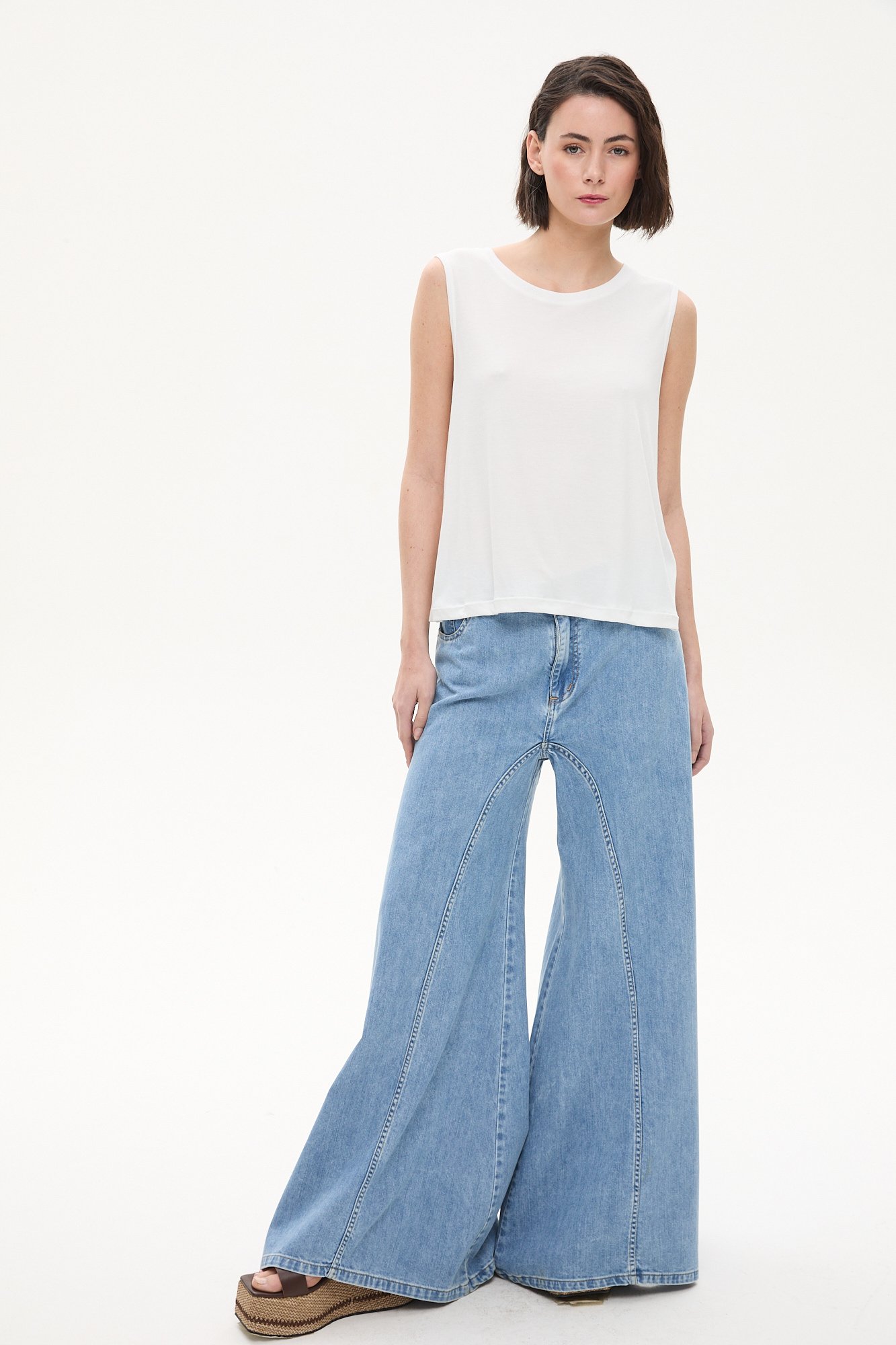 Pantalón denim super ancho con recortes