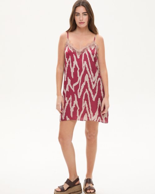 Vestido corto estampado con puntilla BORDO