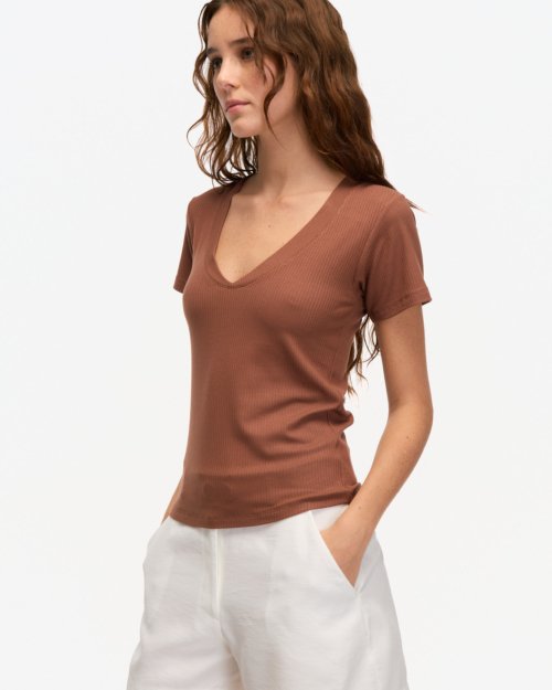 Remera de morley escote V MARRÓN