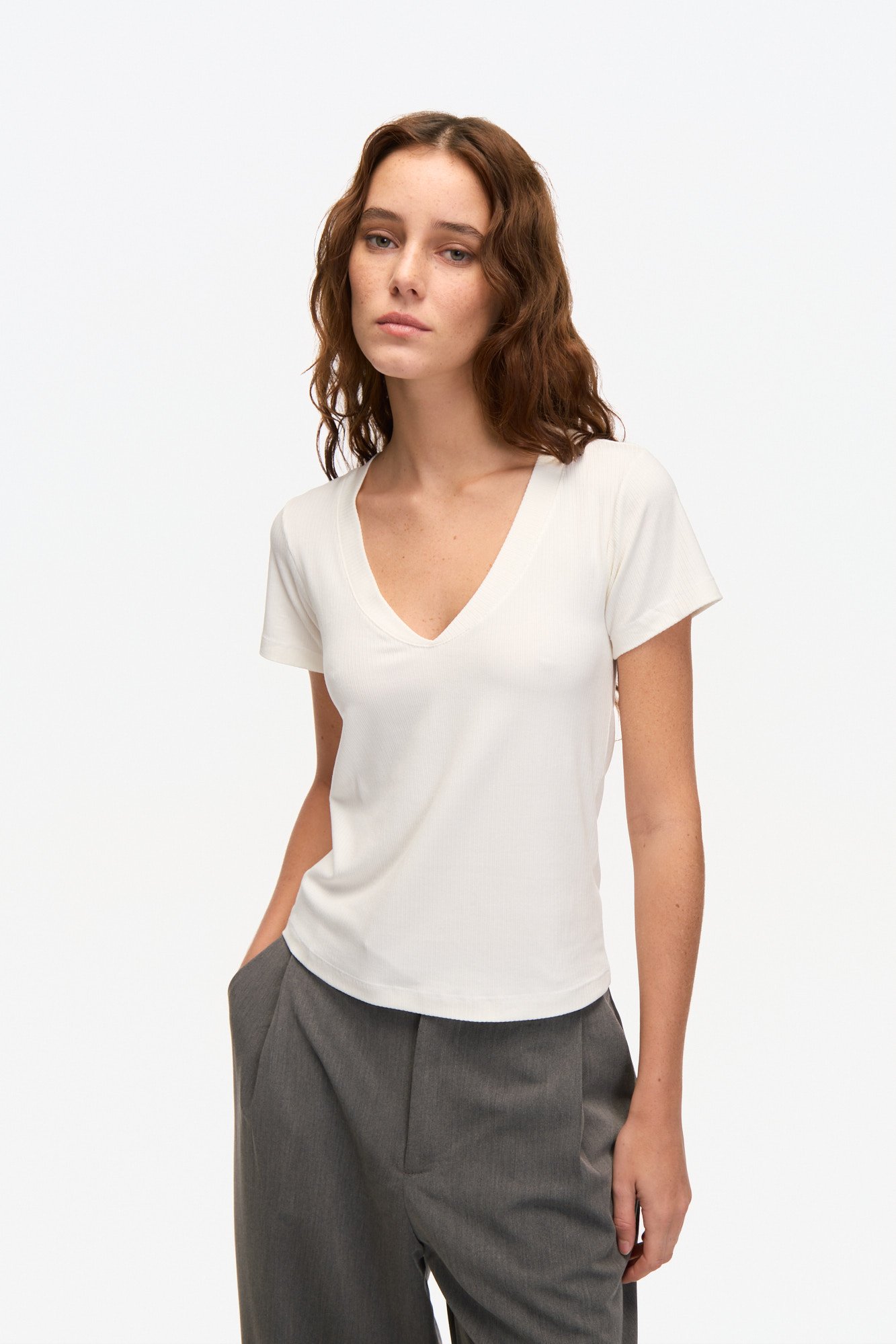 Remera de morley escote V NATURAL - Imagen 4