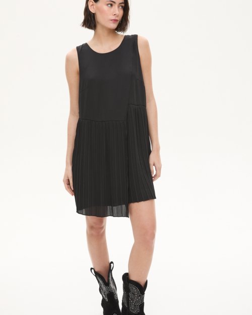 Vestido corto de crepe plisado NEGRO