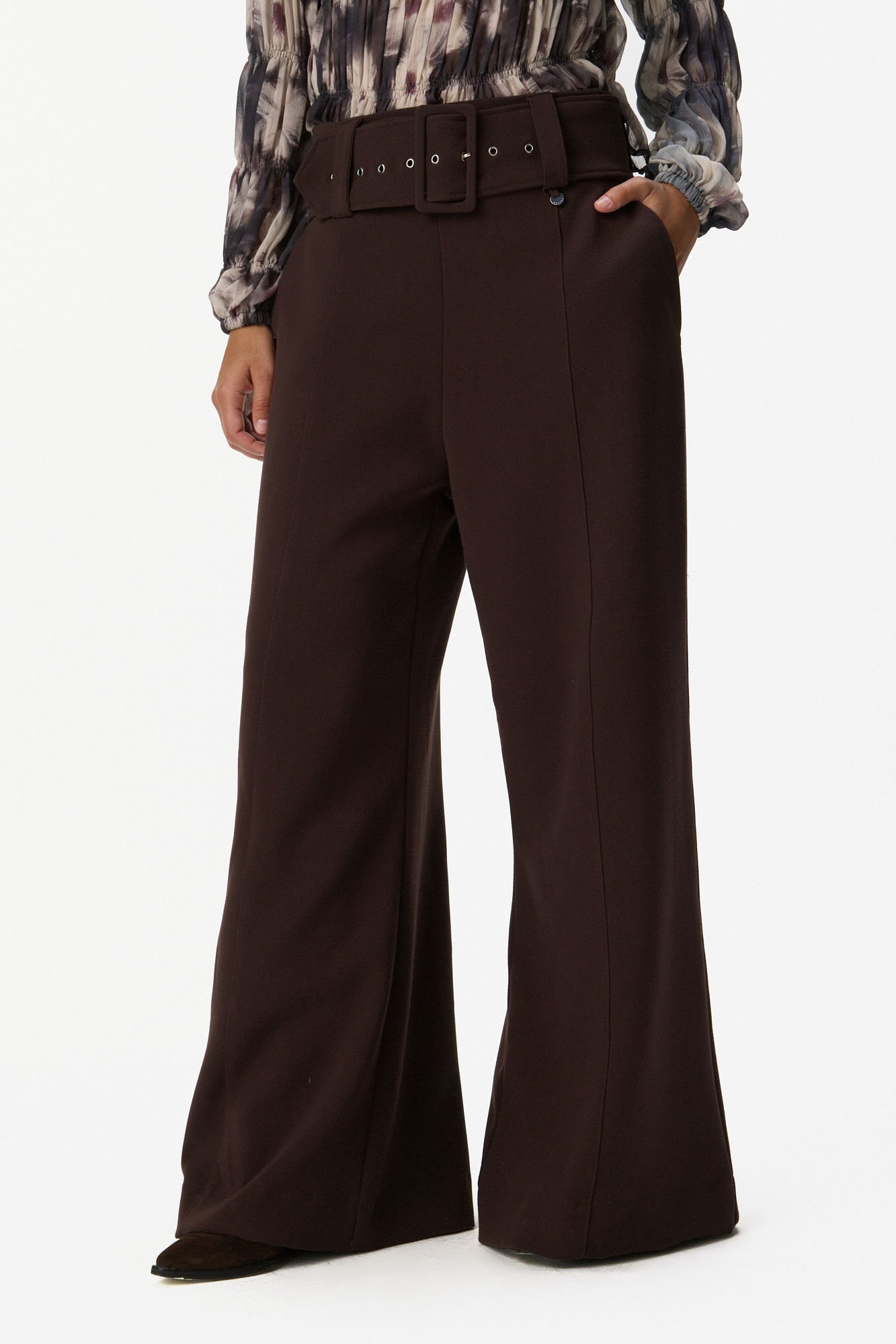 Pantalón de vestir con cinto y hebilla CHOCOLATE - Imagen 4