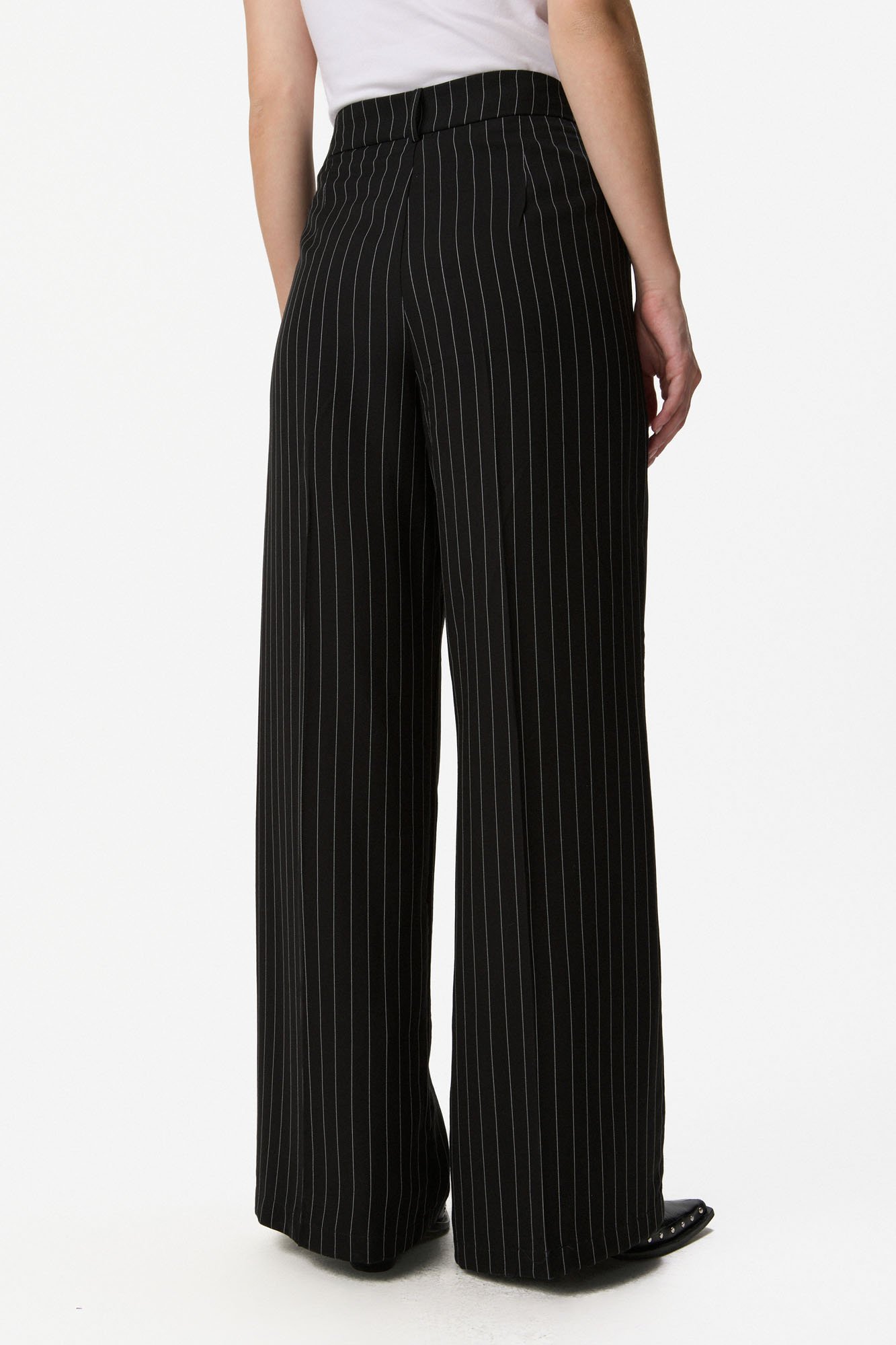 Pantalón sastrero rayado con pinzas NEGRO - Imagen 4