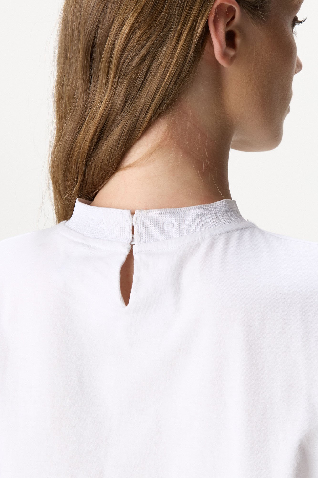 Remera con cuello tejido a tono BLANCO - Imagen 4