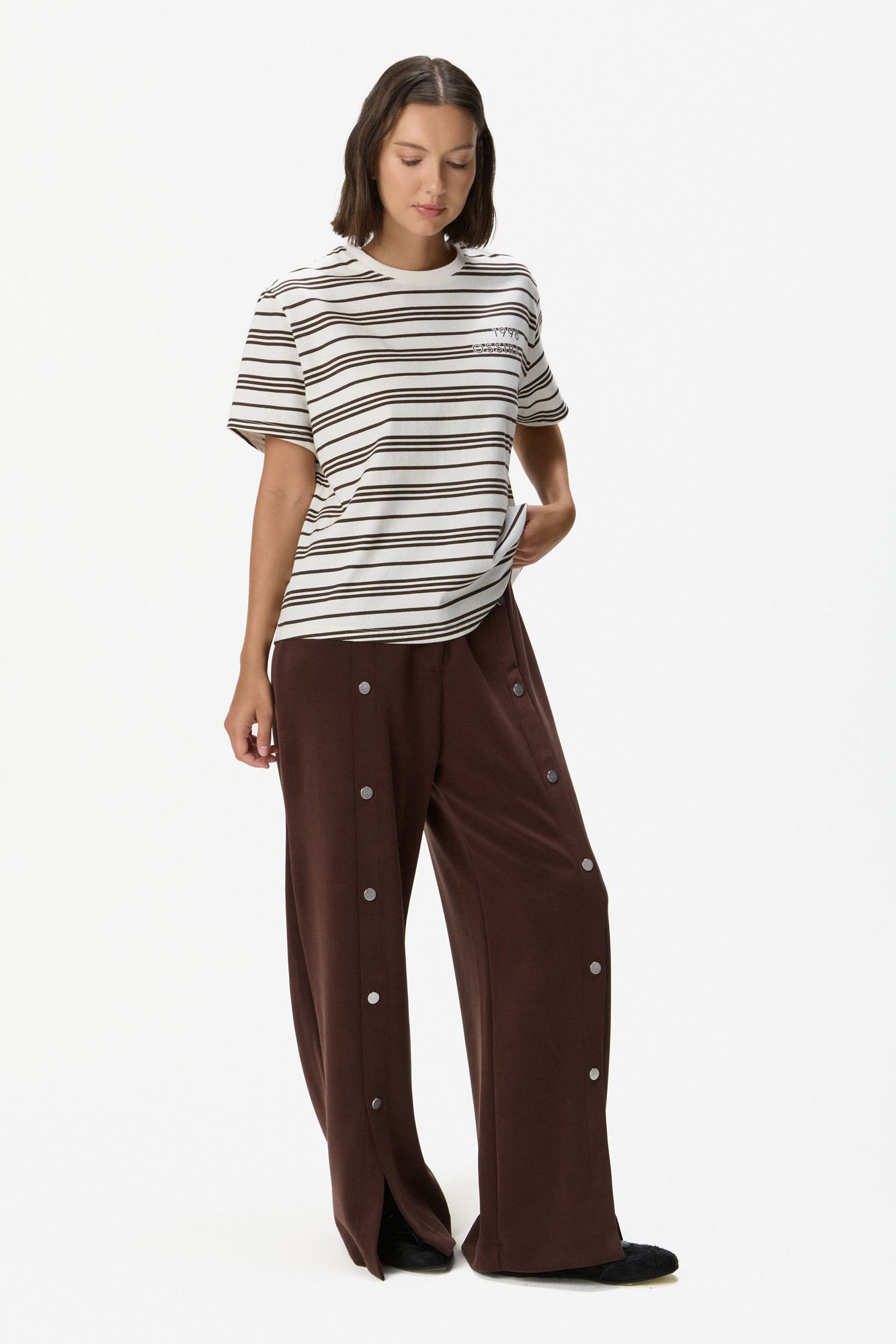 Remera rayada con estampa founded in 98 MARRÓN