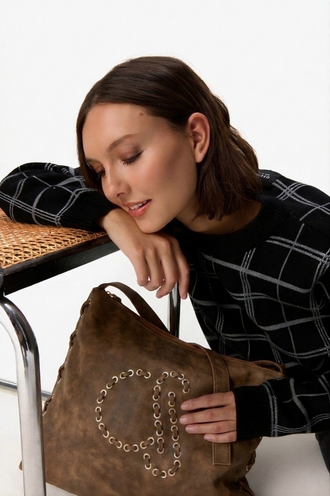 Bolso trenzado monograma pu MARRÓN - Imagen 2