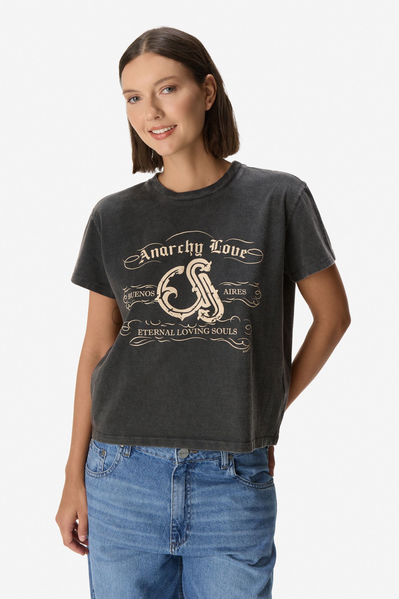 Remera con lavado y estampa anarchy love GRIS OSCURO