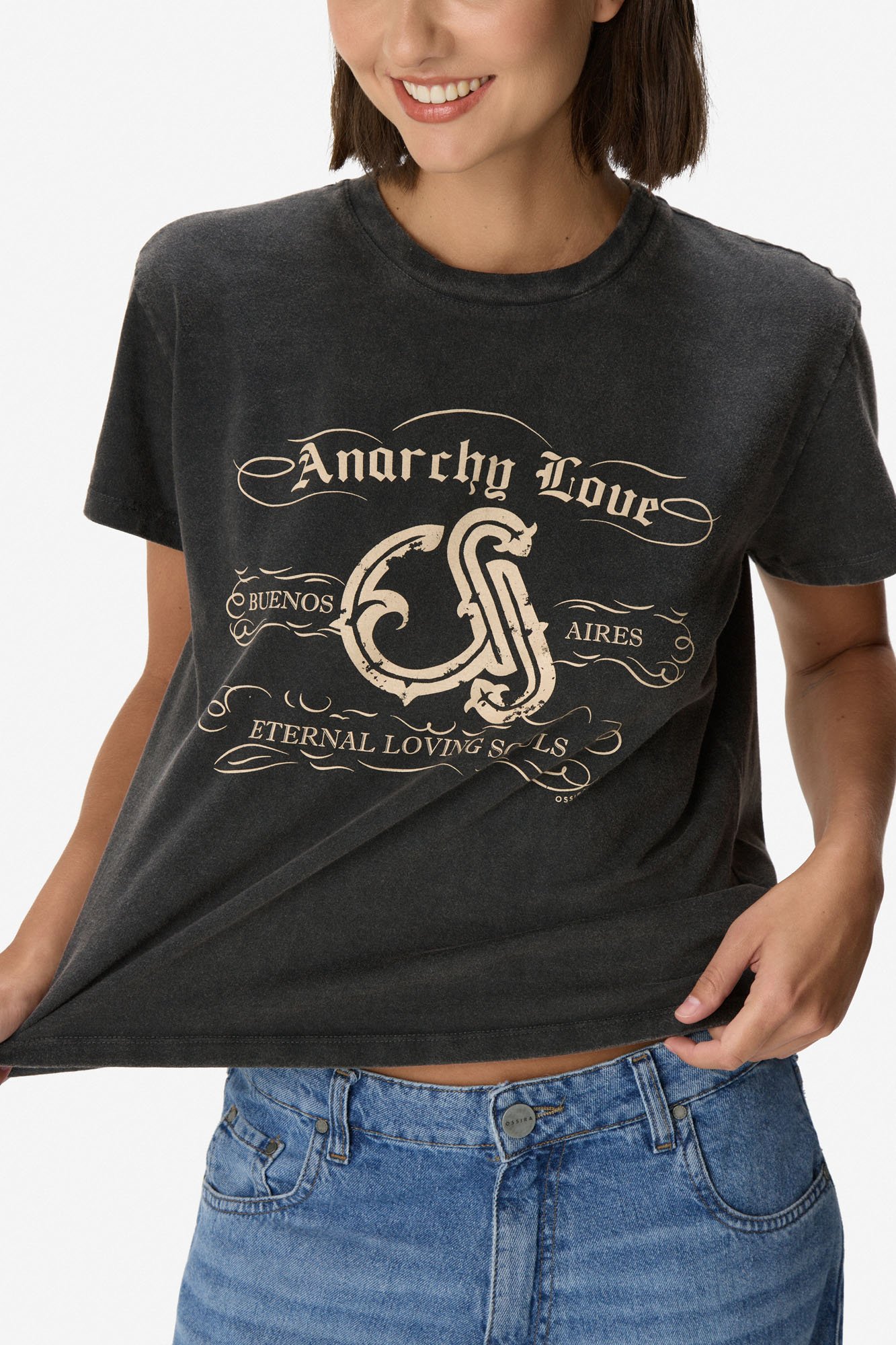 Remera con lavado y estampa anarchy love GRIS OSCURO - Imagen 2