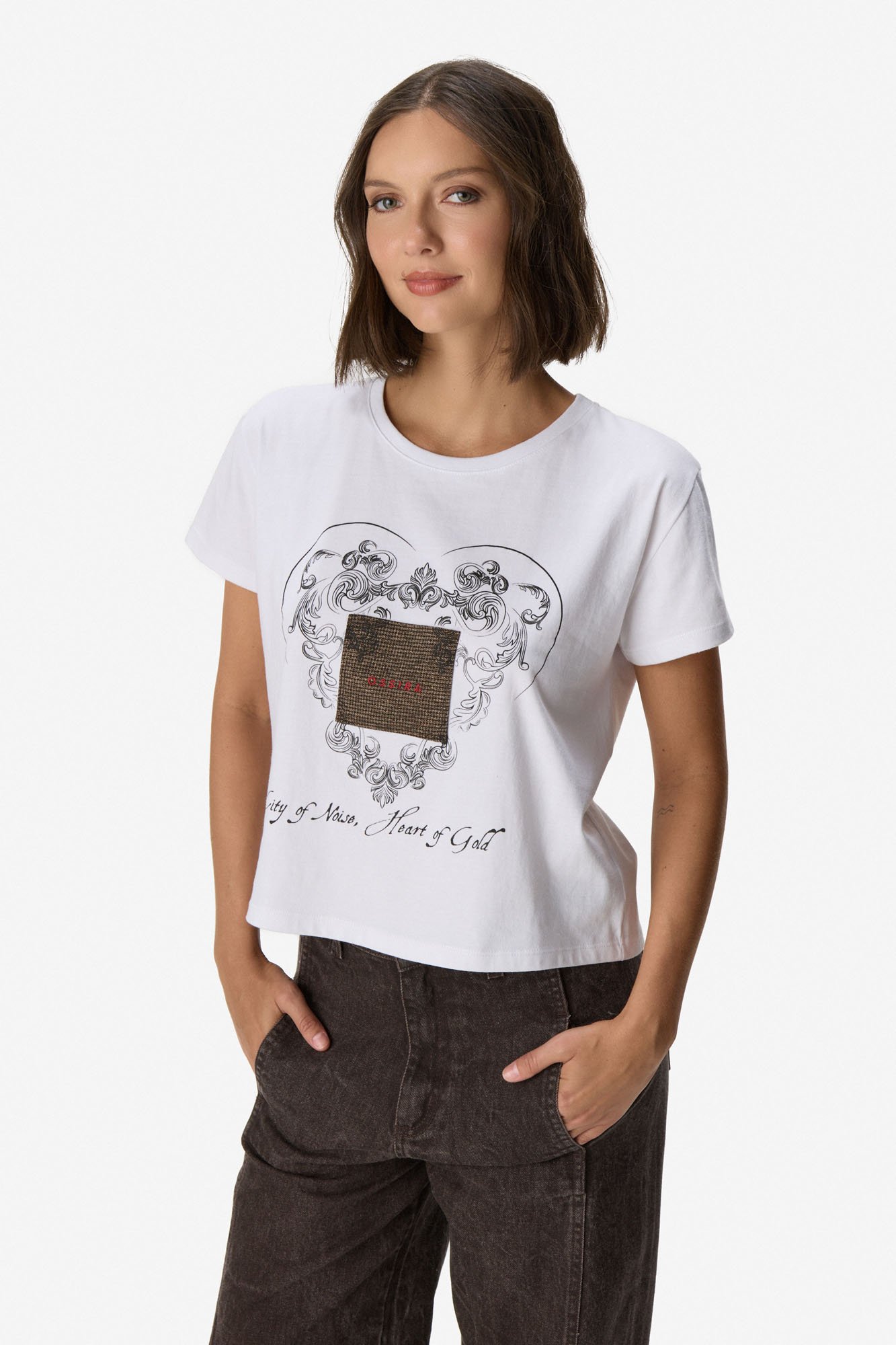 Remera con parche bordado y estampa BLANCO