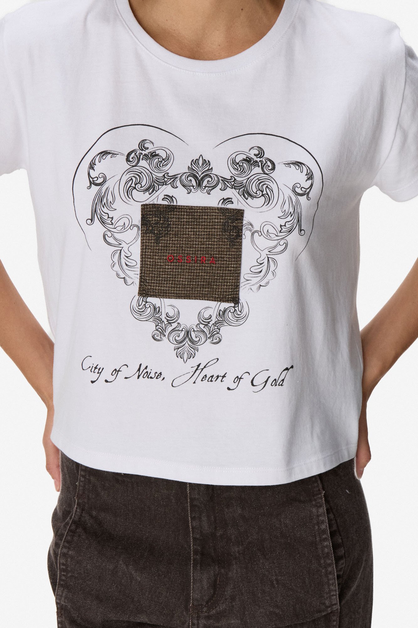 Remera con parche bordado y estampa BLANCO - Imagen 2