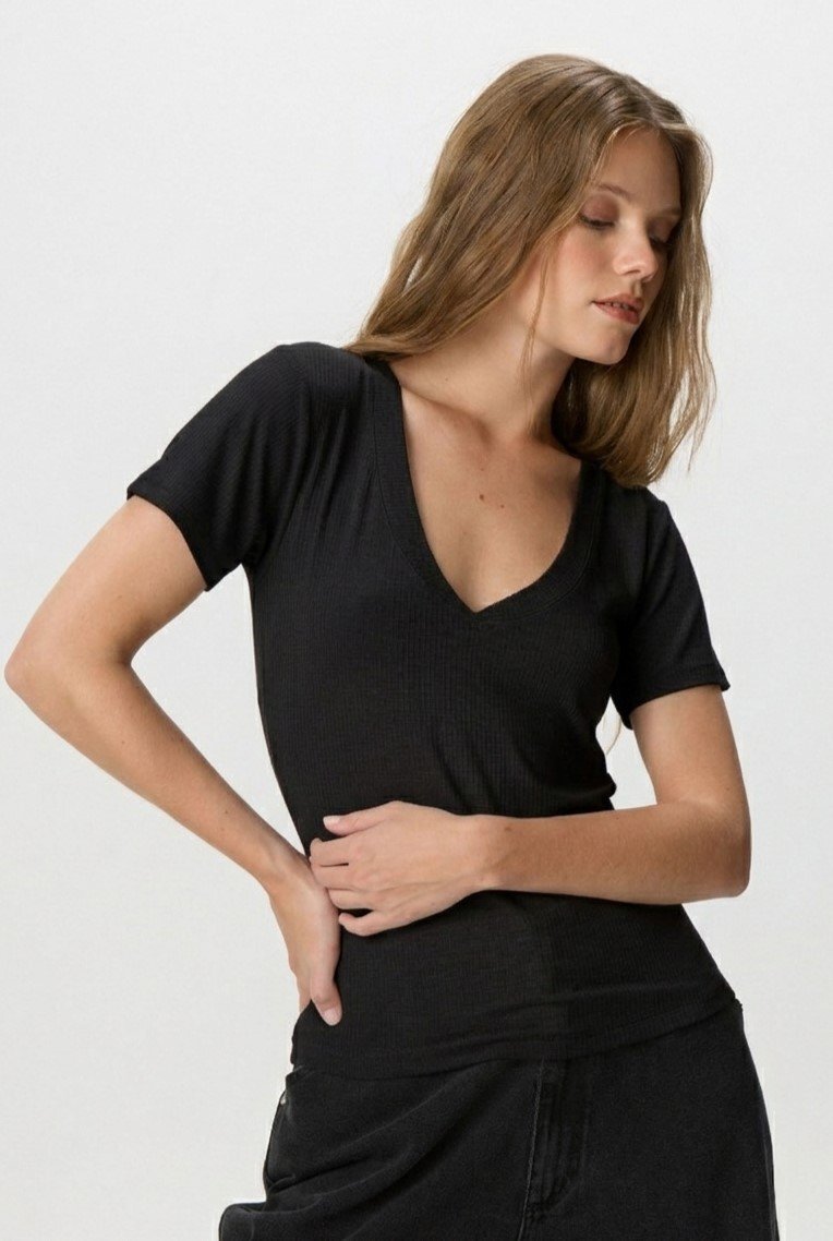 Remera de morley escote V negra