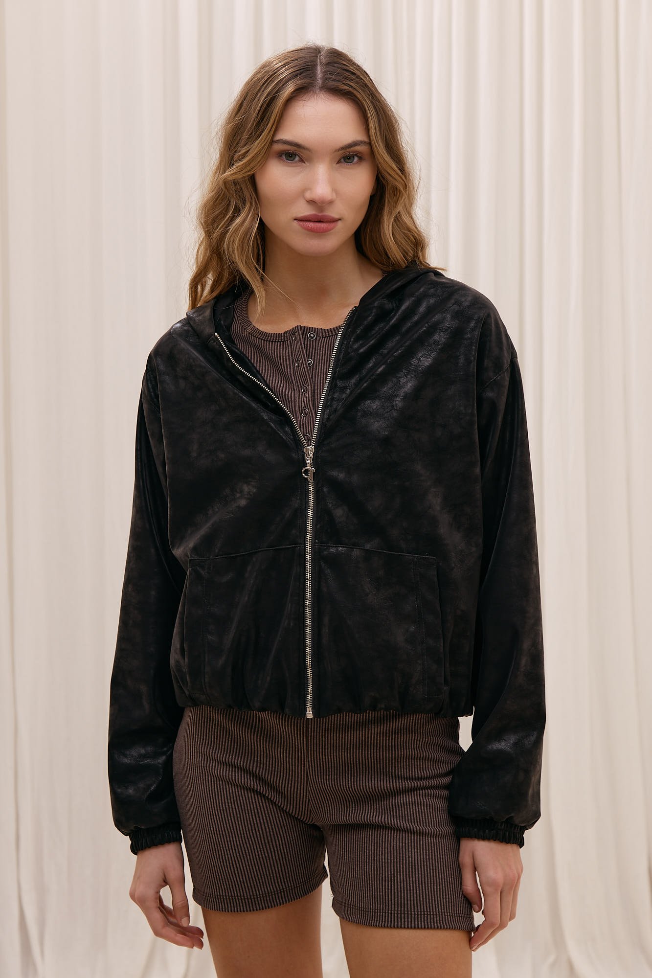 CAMPERA DE CUERO CON CAPUCHA Y CIERRE