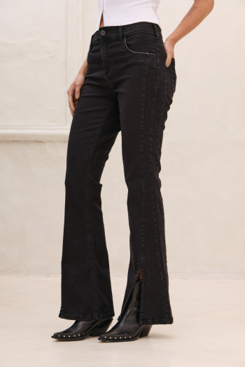Jean flare high con recorte y tajo
