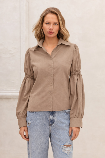Camisa con frunce en manga