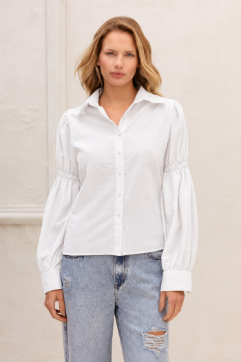 Camisa con frunce en manga